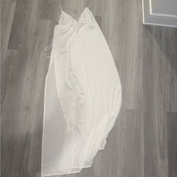 Elegant White Maxi Dress - Picture 5 of 7